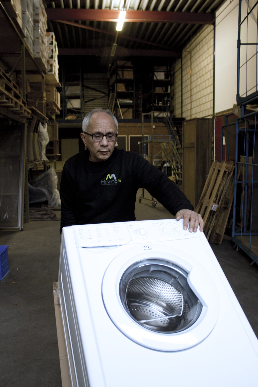 Een wasmachine klaarzetten in het oude magazijn